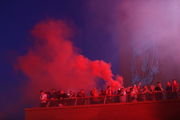 En la sede de Liverpool han llegado varios hinchas para festejar el título de Premier League. (FOTO: Getty Images)