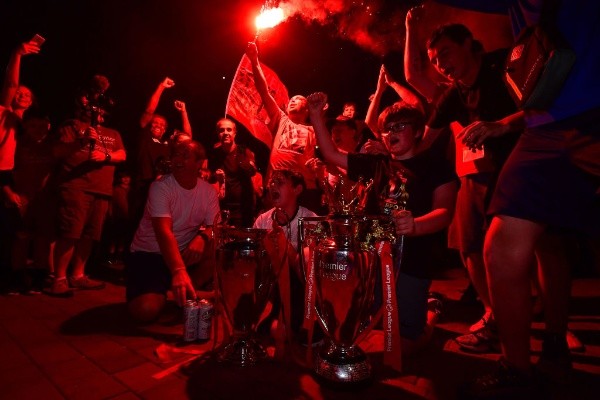 Los hinchas de Liverpool festejando el título de Premier League. (FOTO: Getty Images)