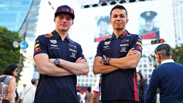 Max Verstappen y Alex Albon serán los pilotos titulares de la escudería austríaca para la temporada 2020.