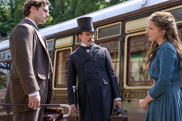 Millie Bobby Brown en su rol de Enola, junto a Sherlock (Henry Cavill) y Mycroft (Sam Claflin).