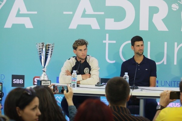 Dominic Thiem y Novak Djokovic en una conferencia de prensa sin medidas de seguridad en el Adria Tour - Getty