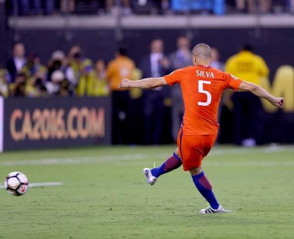 Francisco Silva dispara el penal que le da la Copa América Centenario a Chile (Getty Images)