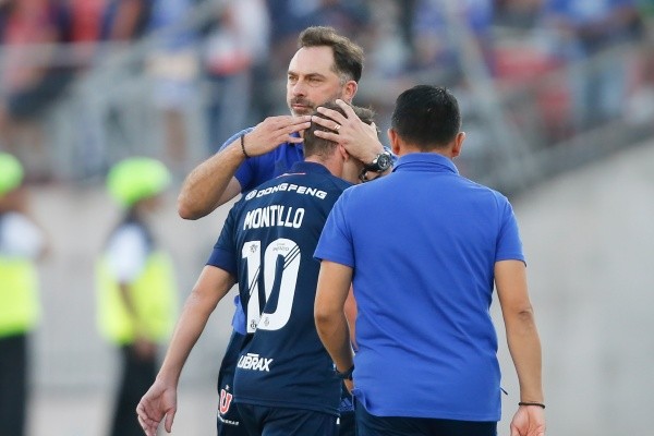 Hernán Caputto consuela a Montillo luego de la expulsión ante Internacional en Copa Libertadores (Agencia Uno)
