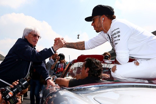 Hamilton saludando al ex dueño de la Fórmula 1 - Getty
