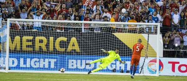 Francisco Silva le marca el penal decisivo a Sergio Romero (Getty Images)