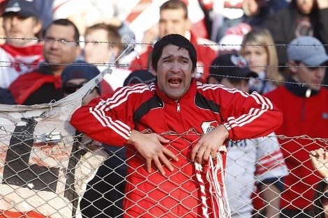 Un hincha de River Plate sufre con el descenso de River tras el duelo contra Belgrano.