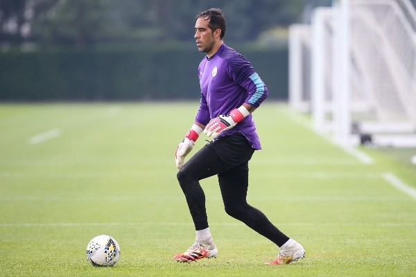 Claudio Bravo entrenó con normalidad este viernes y es opción para ponerse bajo los palos en el encuentro ante Newcastle. (Foto: Getty)