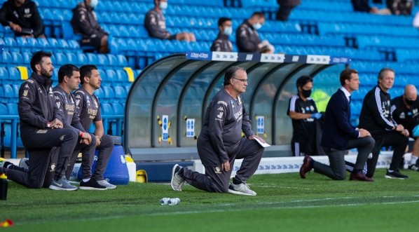 En la previa del encuentro, Marcelo Bielsa se unió a la lucha contra el racismo