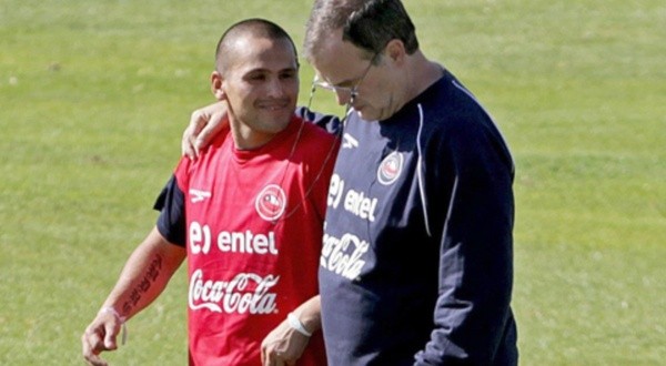 Marcelo Bielsa junto a Humberto Suazo en la selección chilena (Agencia Uno)