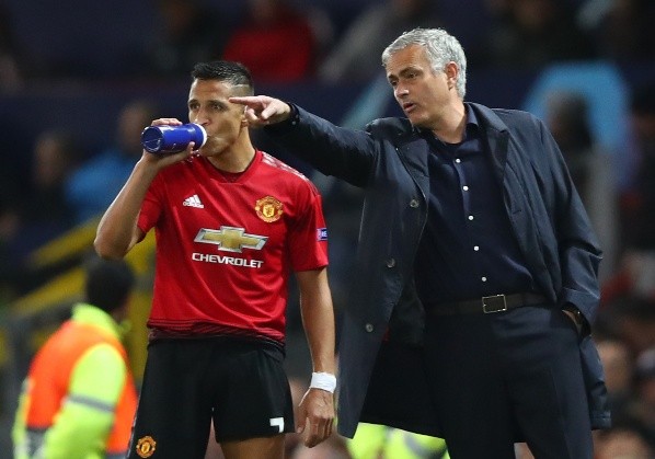 Mourinho le da instrucciones a Alexis Sánchez cuando era el DT del Manchester United (Getty Images)