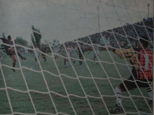 Patricio Mardones marca el penal histórico en El Salvador (Recorte de diario)