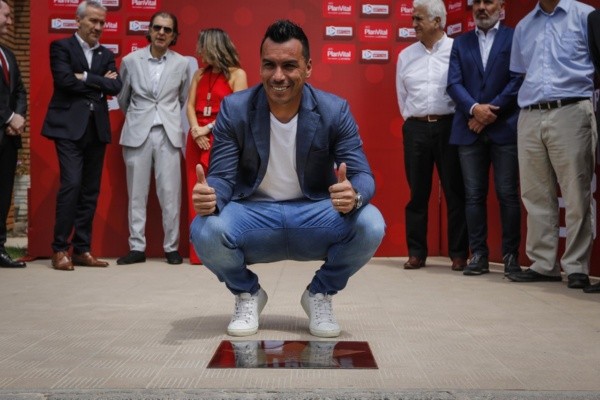 Esteban Paredes y uno de los tantos premios que recibió por su récord - AgenciaUno