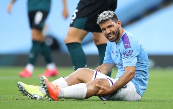 El delantero de Manchester City compartió hilarantes detalles de su operación de meniscos mientras guarda reposo en casa.
