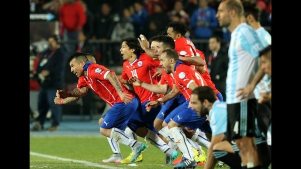 Chile inicia los festejos tras la anotación de Alexis desde el punto penal.
