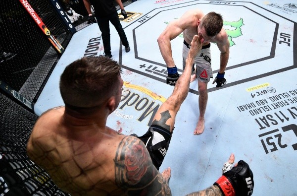 Dustin Poirier y Dan Hookerse dieron con todo arriba del octágono. The Diamond sacó la mejor parte y se terminó llevando la victoria por decisión unánime. Foto: Getty Images