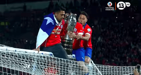 Los reflejos de Turboman y el Pitbull impidieron que se rompiera el primer título de Copa América de la Roja. Foto: Canal 13