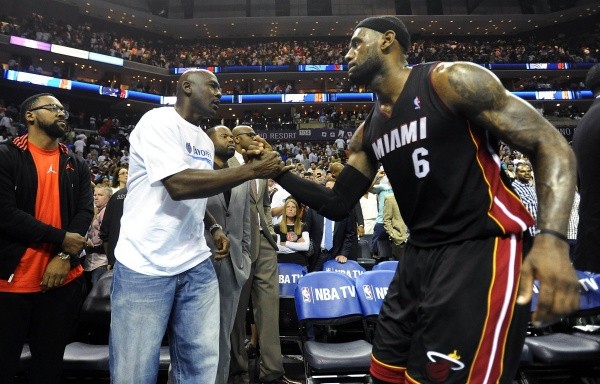 LeBron James saluda a Michael Jordan en un partido entre Miami Heat y los entonces Charlotte Bobcats, club del cual Su Majestad es propietario, en 2014.