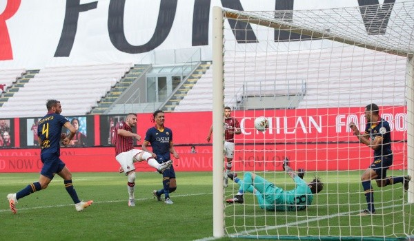El primer gol del Milan ante la Roma fue un despelote de tiros, graficando lo mucho que le cuesta anotar. Foto: Getty Images