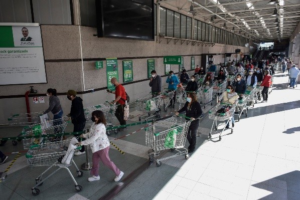 Los supermercados, que son el gran motivo de los chilenos por salir del confinamiento, tendrán funcionamiento habitual para este feriado. (Foto: Getty)