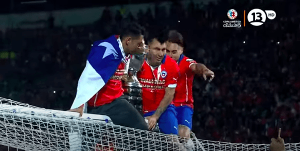 Eduardo Vargas y Gary Medel estaban celebrando de lo mejor cuando se les soltó la Copa América. Foto: Canal 13