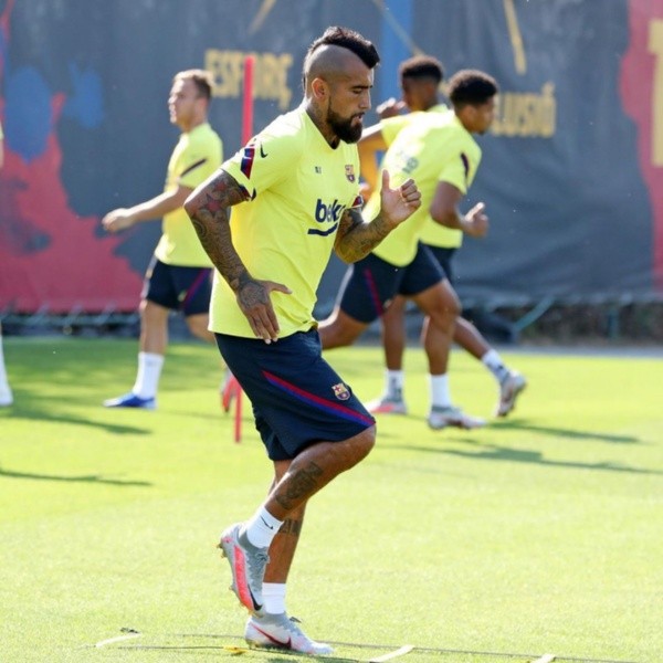 El volante chileno destacó en la práctica de este lunes en el equipo culé. (FOTO: @kingarturo23oficial)