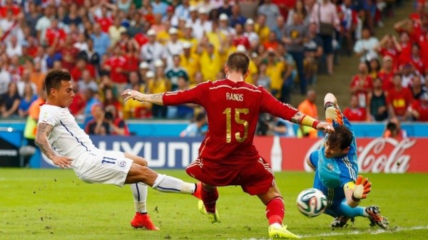 Chile venció por 2-0 a España y aseguró su paso a octavos de final.