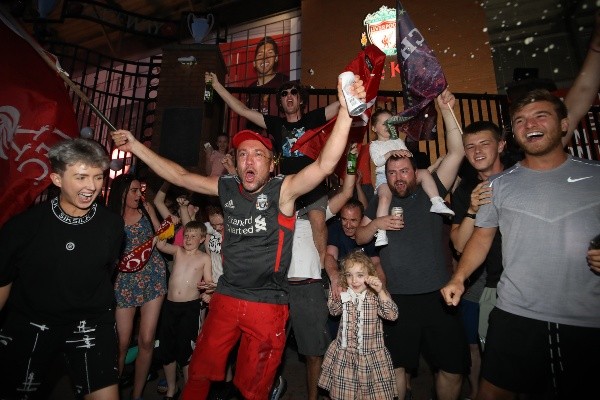 Hinchas del Liverpool festejan a pesar del covid19 (Getty Images)