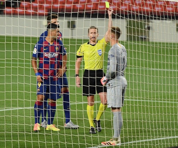 Amarilla para Ter Stegen en el penal.