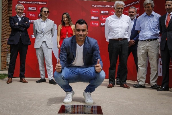 Esteban Paredes homenajeado en la ANFP por su gol 216.