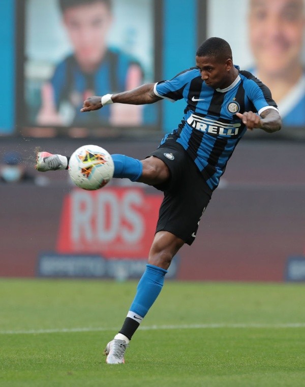 Ashley Young recibió el gran centro de Alexis Sánchez y, con una tremenda volea, puso el 1-0 ante Brescia. Foto: Getty Images