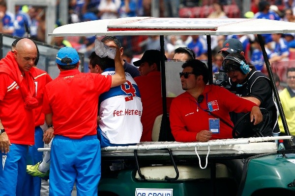 Fernando Meneses sale de la cancha con una bolsa de hielo sobre la cabeza (Agencia Uno)
