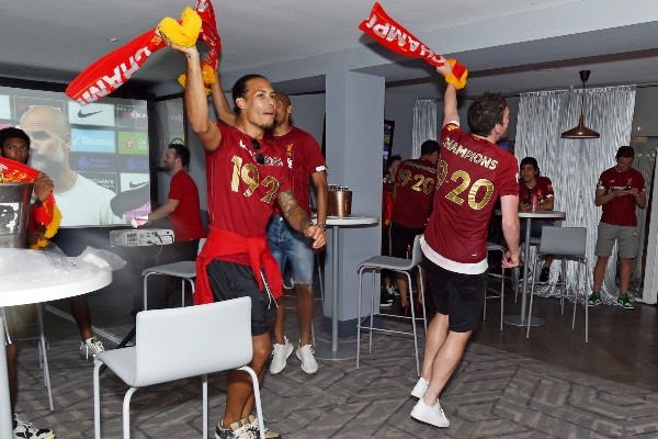 Un humilde festejo tuvieron los jugadores del Liverpool esta semana tras ver como el Chelsea les daba una mano para celebrar anticipadamente su primera Premier League. (Foto: Getty)