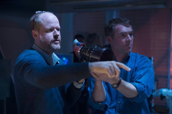Joss Whedon en el set de &quot;Avengers: Age of Ultron&quot;. No hay muchas imágenes del director durante su trabajo en &quot;Justice League&quot;, donde compartió con Ray Fisher.