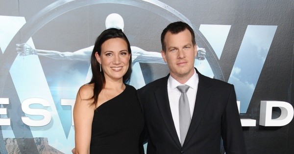 Lisa Joy junto a Jonathan Nolan en la premiere de “Westworld”, la serie que deberán concluir antes de hacerse cargo de “Fallout”.
