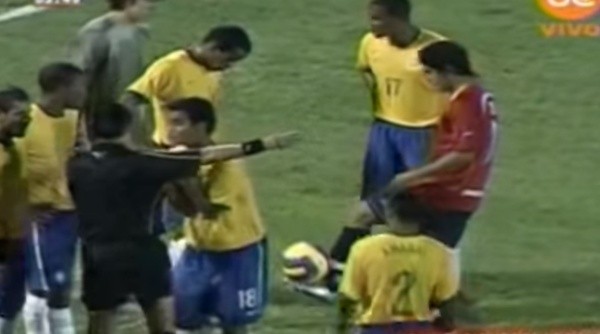 Cobran el penal, Flores toma la pelota y hace jueguitos