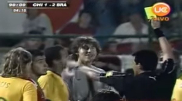 Amarilla para el arquero por hacer un hoyo en el punto penal. Llega Vidal a pedir su penal