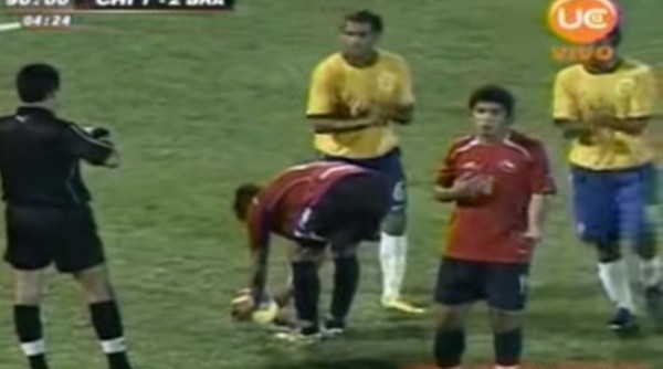Vidal se queda con la pelota y Flores mira a la banca pidiendo la ejecución