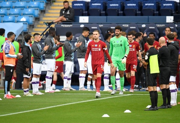 Con pasillo de campeones fueron recibidos los jugadores del Liverpool en el último partido. (Foto: Getty)