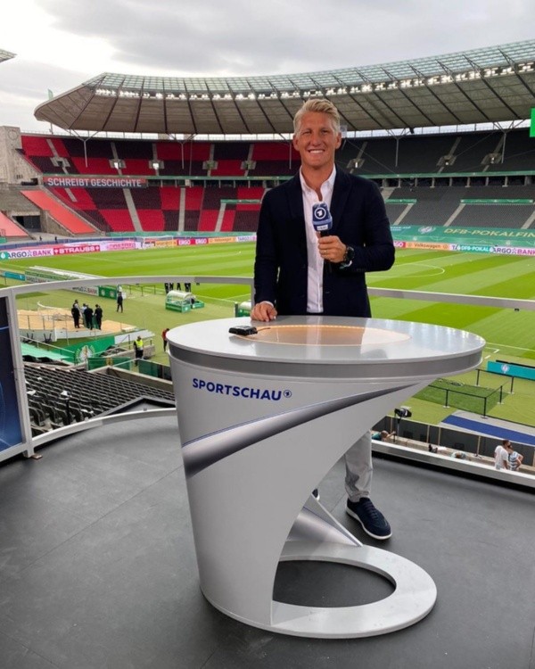 Schweinsteiger, campeón del mundo con Alemania, debutó con éxito como experto comentarista en la final de la DFB Pokal