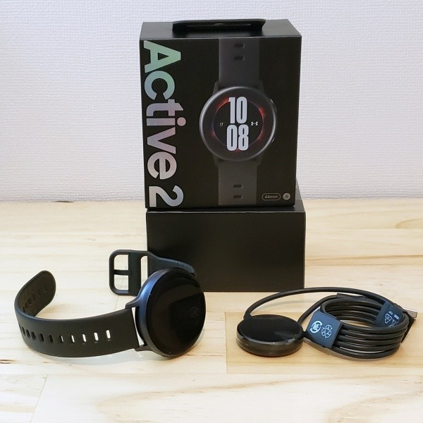 El reloj viene en una cómoda caja junto a un cargador inalámbrico.