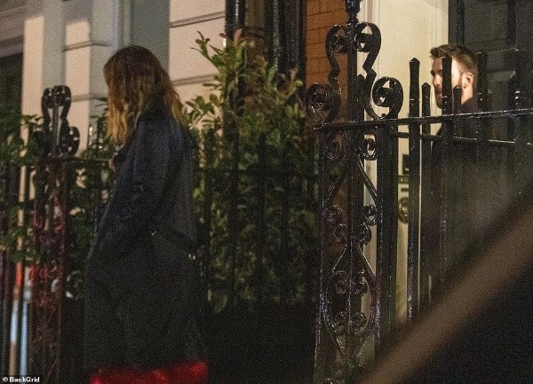 Chris Evans y Lily James saliendo de Mark’s Club. (Foto: Daily Mail)