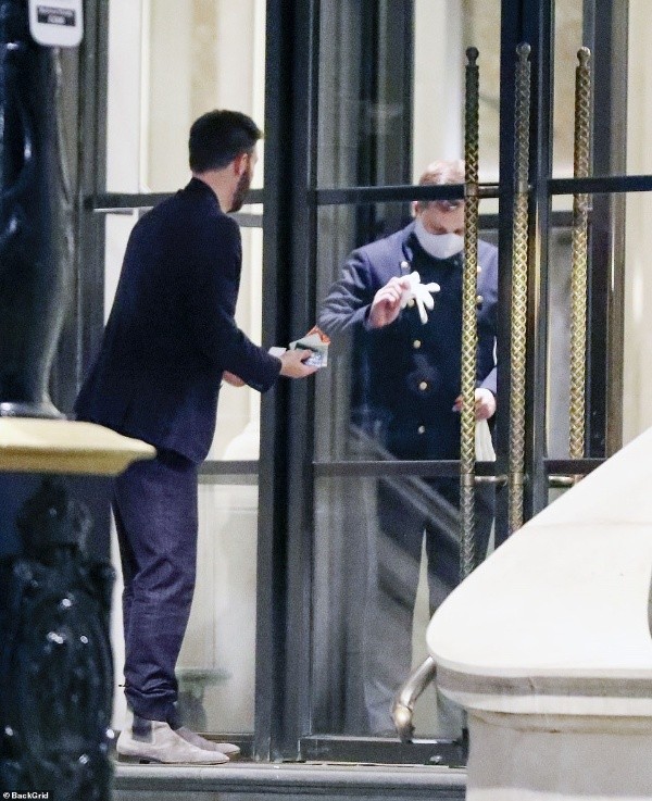 Chris Evans esperando que le abran la puerta del hotel. (Foto: Daily Mail)