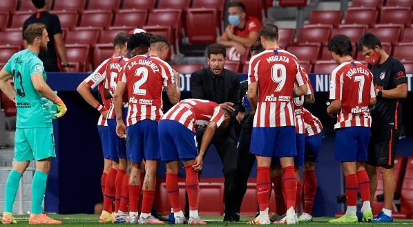 Simeone junto a sus dirigidos en el duelo ante el Barcelona (Getty Images)