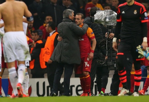 Mourinho saluda a Sneijder cuando dirigía al Real Madrid y enfrentó al Galatasaray (Getty Images)