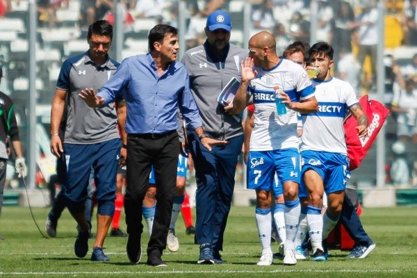 Gustavo Quinteros tuvo un breve pero exitoso paso por el fútbol chileno: fue campeón con Universidad Católica de la Supercopa y el Campeonato Nacional con holgura.