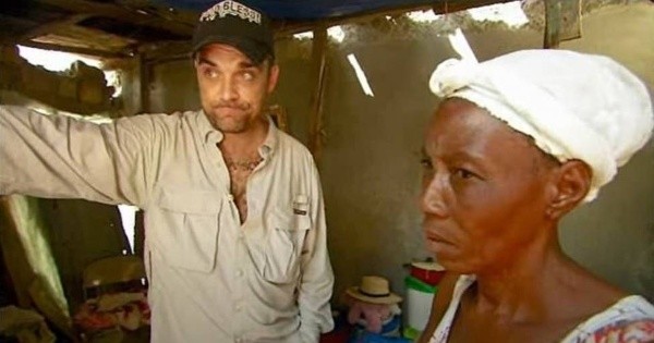 Robbie Williams durante su viaje a Haiti.