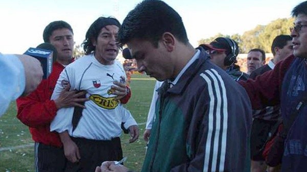 Junto a Carlos Chandía se encontraba Patricio Polic, quien en la imagen sale registrando la expulsión y el final de la carrera de Iván Zamorano. Foto: Archivo