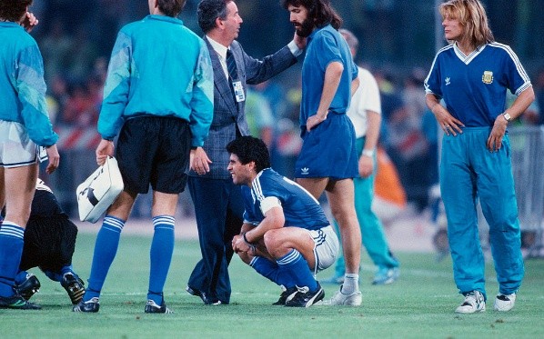 Diego Maradona se lamenta la derrota ante Alemania después de un partidazo, en el que un penal cambió por completo la historia. Foto: Getty Images