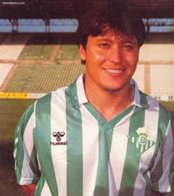 El oriundo de Valparaíso jugó en el Real Betis dos temporadas, desde 1987 a 1989, en su último paso por el extranjero antes de regresar a Chile