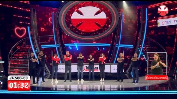 La última Teletón concluyó con los animadores abrazándose a sí mismos.